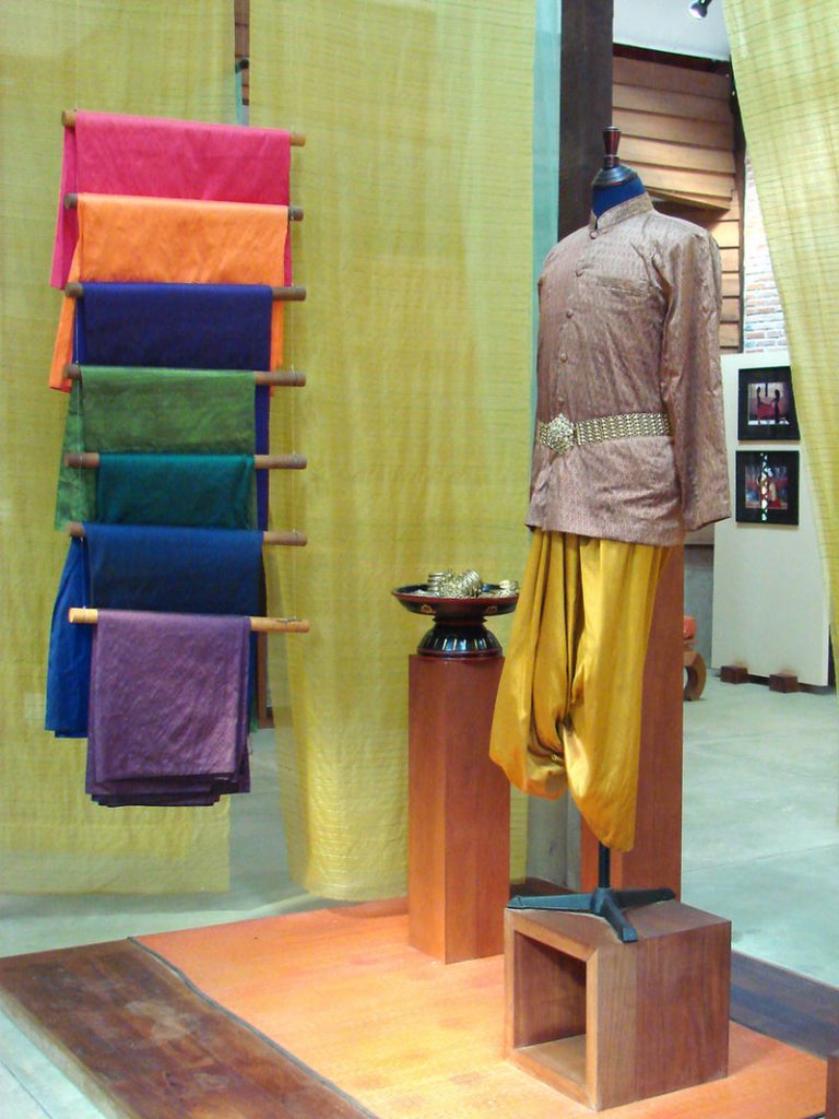 A woman in a sampot chang kben, a type of Khmer traditional clothing worn by upper and middle class women on special occasions. A woman in a sampot chang kben, a type of Khmer traditional clothing worn by upper and middle class women on special occasions.